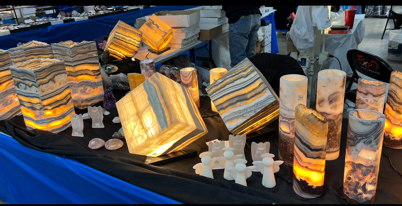 Cubed Shaped Onyx Lamp. Colors Yellow with Brown . Size 8X8X8 inches. Each has different layers and color veins .